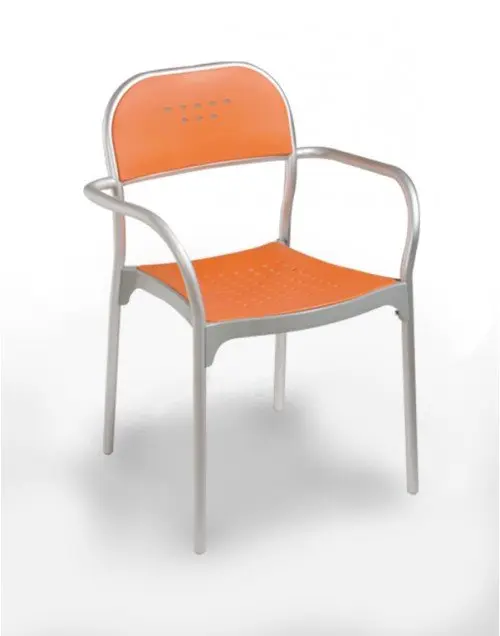 Sillón con armazón de aluminio color gris, asiento y respaldo en resina HELSINKI