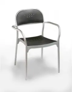 Sillón con armazón de aluminio color gris, asiento y respaldo en resina HELSINKI