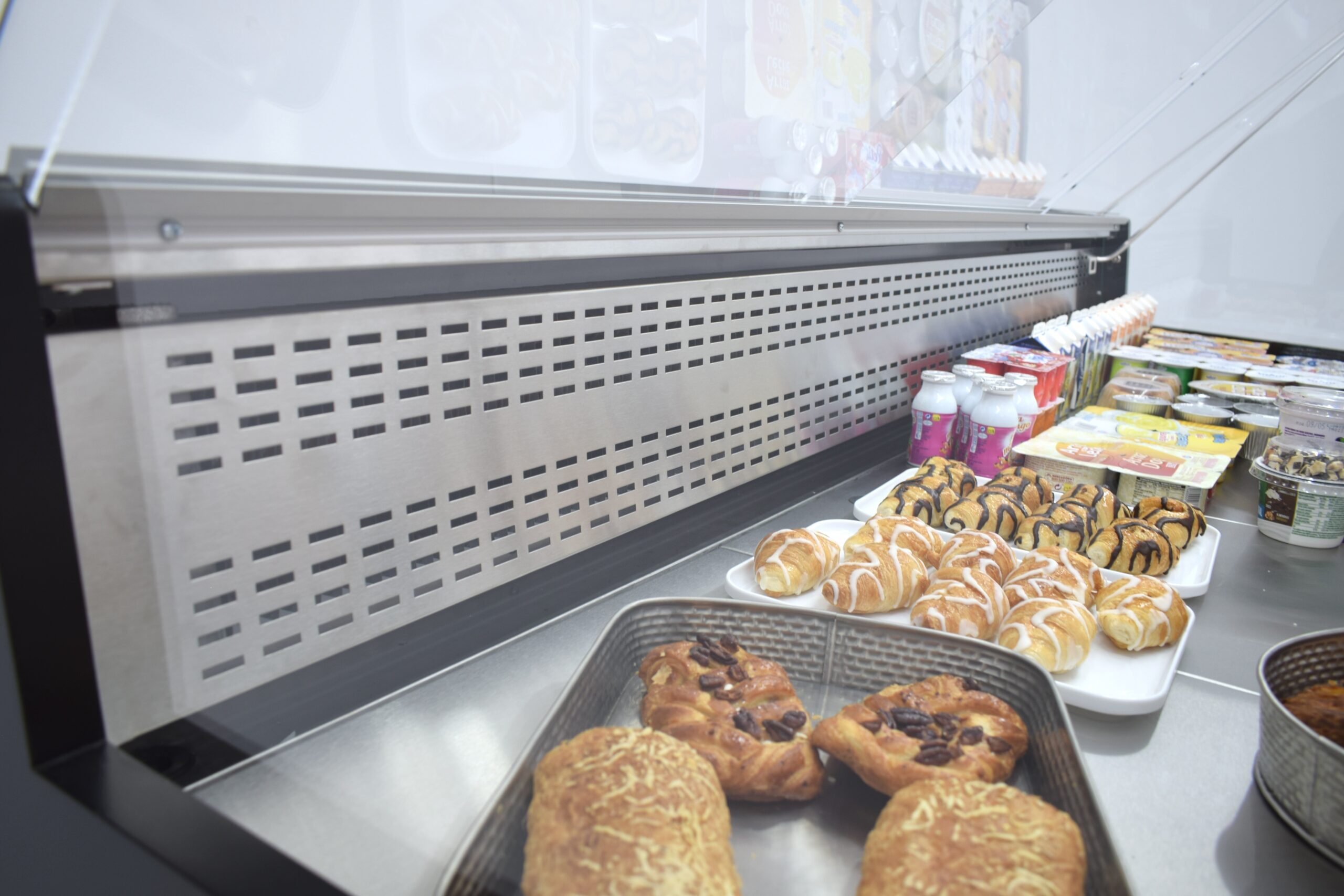 Vitrina Refrigerada Pastelería de 2 metros Fondo 973 mm Frío Estático - Exposición Inox - 2 Estantes Línea CORDOBA VRE-200-P